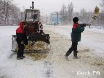 Новости » Общество: Керченский РЭС расчищает и посыпает дороги перед своим зданием